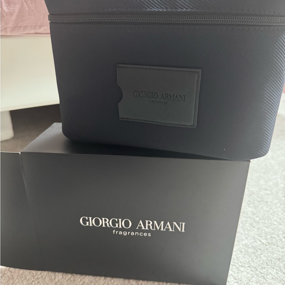 Armani toiletry bag with 2 samples + gift box - Picture 8 of 8